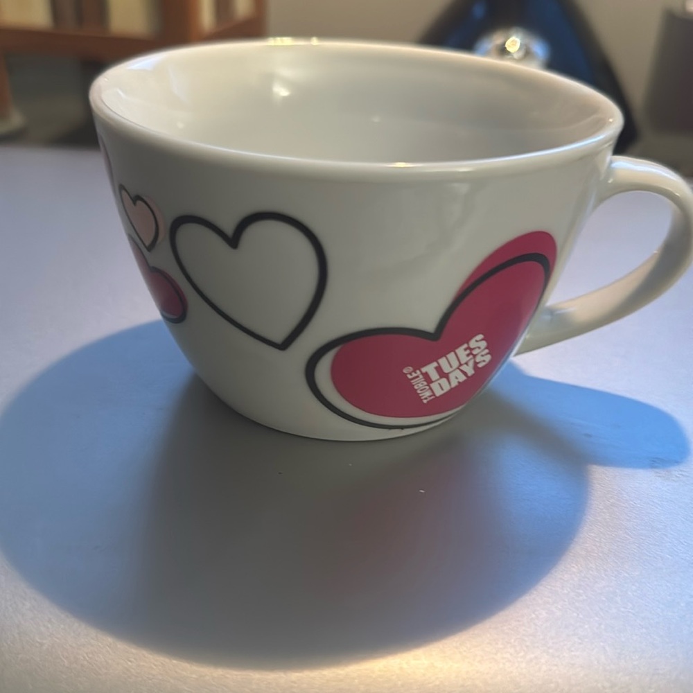 T-Mobile coffee cup with Hearts.  No chips or scratches.  Excellent condition!